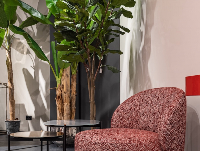 plastikpflanzen kunstblumen hochwertig fake pflanzen künstliche palmen rotes sofa