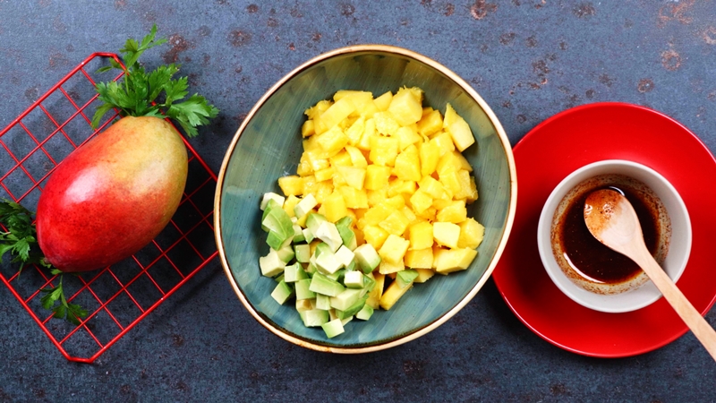 salsa rezept mit mango und avocado gewürfeltes obst