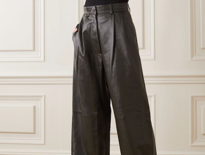 wide leg jeans kombineren lederhose mit schwarzer bluse junge frau im raum