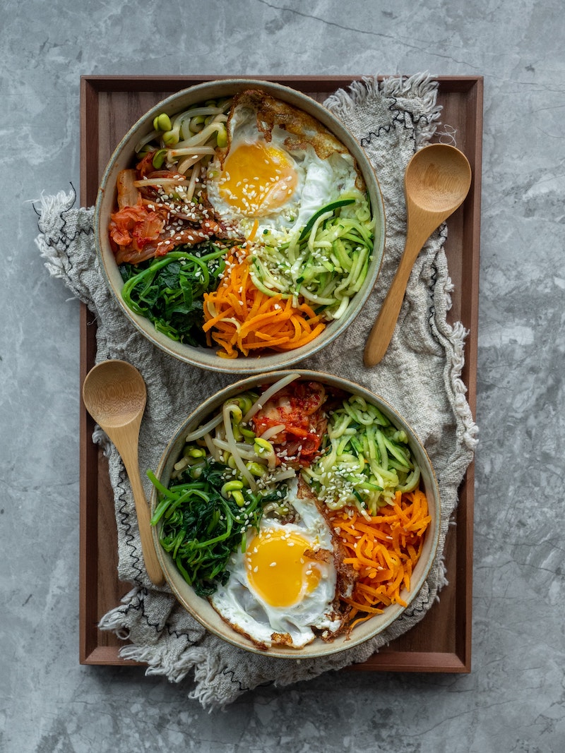 zwei schalen mit essen koreanisch kochen leckere bowls