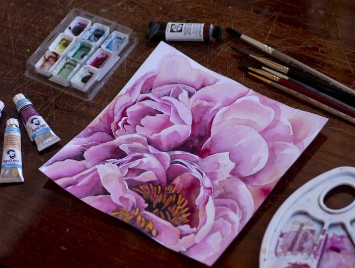 rosa pfingstblumen mit wasserfarben und bürste auf dem holztisch malen