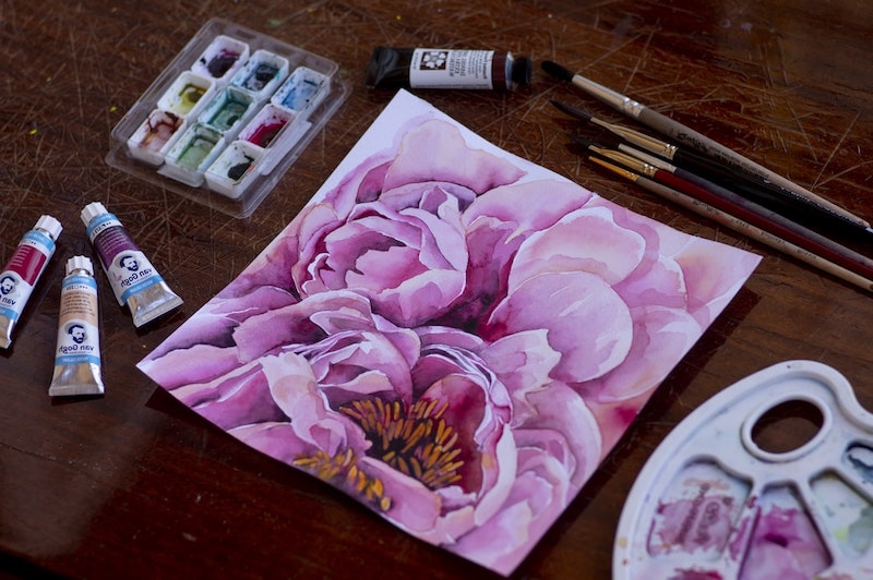 rosa pfingstblumen mit wasserfarben und bürste auf dem holztisch malen
