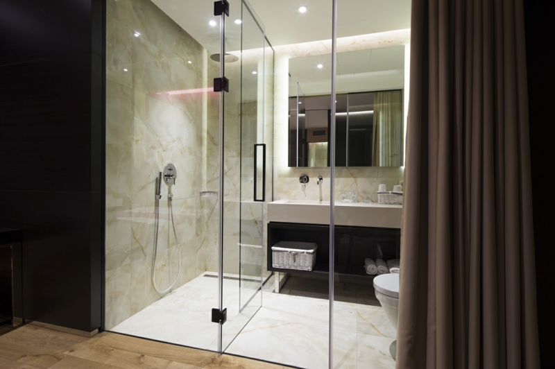 badezimmer-mit-acrylglas-ideen-inspiration-und-informationen