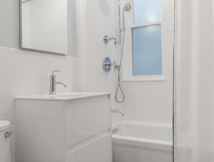 badfugen erneuern weiße badezimmer mit badewanne und vorhang