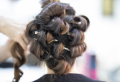 Braune Haare mit Karamell-Highlights – Tiefe und Glanz für Ihr Haar