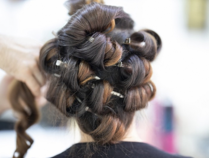 balayage dunkle haare curls frisur beim coiffeur im salon
