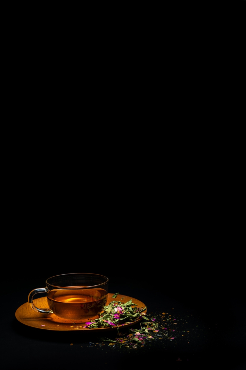 baldrian natürliche schlafmittel eine tasse mit tee aus lavendel