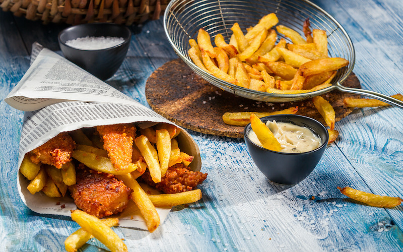 beilage zu fischstäbchen pommes frites mit soße und salz auf dem esstisch