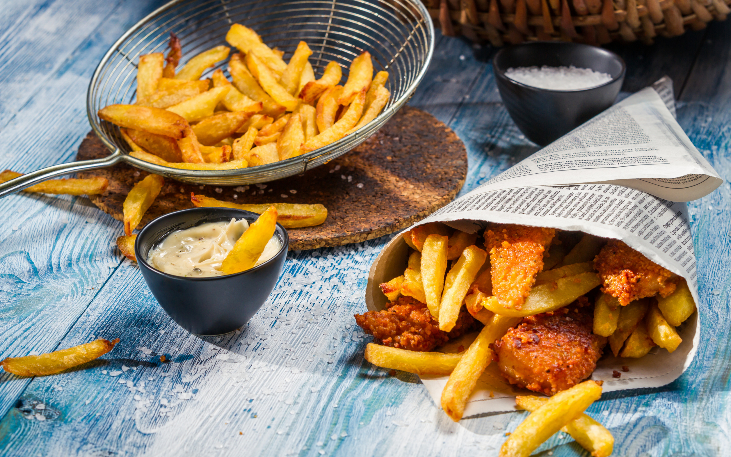 beilage zu fischstäbchen pommes frites mit soße und salz auf dem esstisch