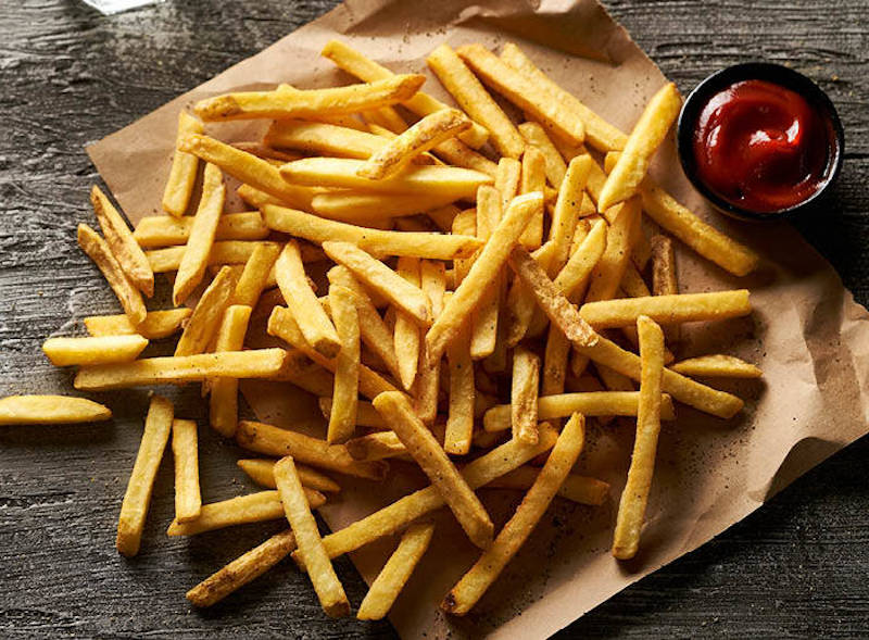 beilage zu fischstäbchen pommes frites und ketchup auf papier