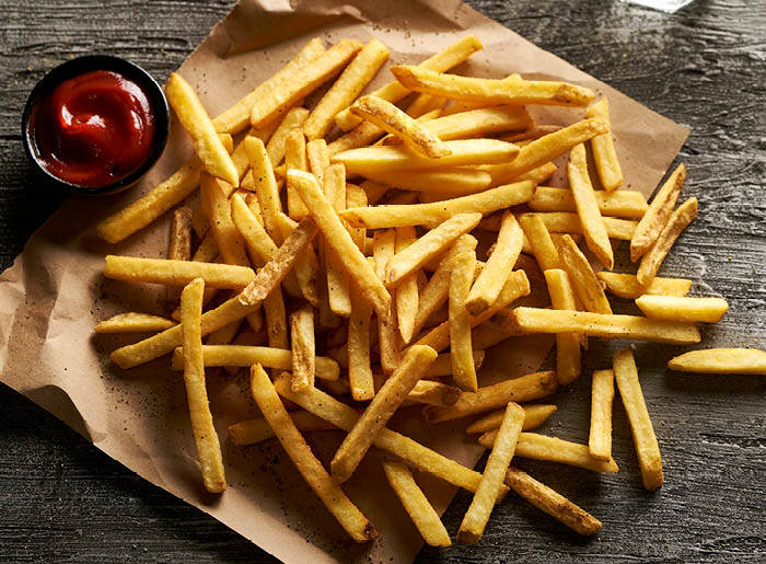 beilage zu fischstäbchen pommes frites und ketchup auf papier