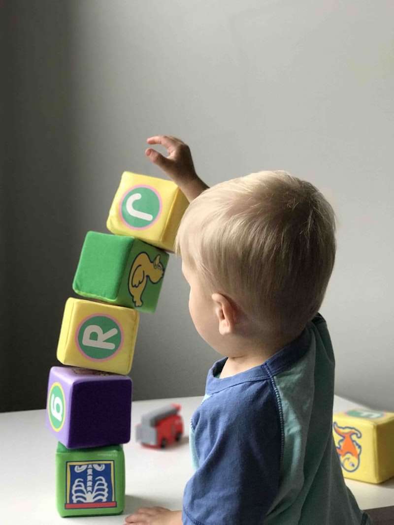 bewegungsspiele für kinder drinnen buchstabenspiel ein baby im kinderzimmer spielt