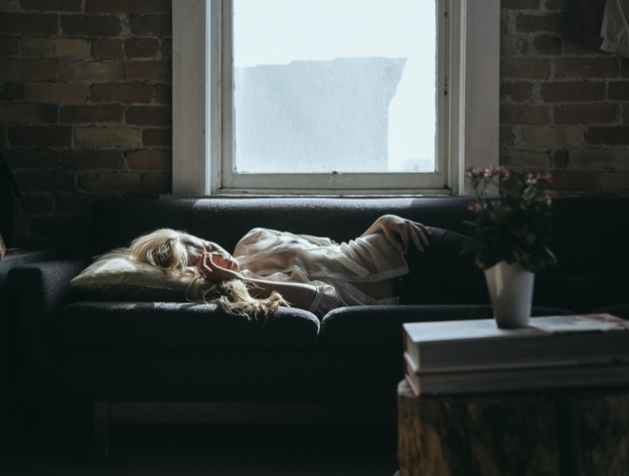 blumen ein sofa ein wohnzimmer eine junge frau natürliche schlafmittel