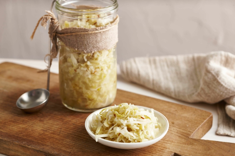 brett aus holz ein glas mit sauerkraut bayrisch kraut nach omas rezept