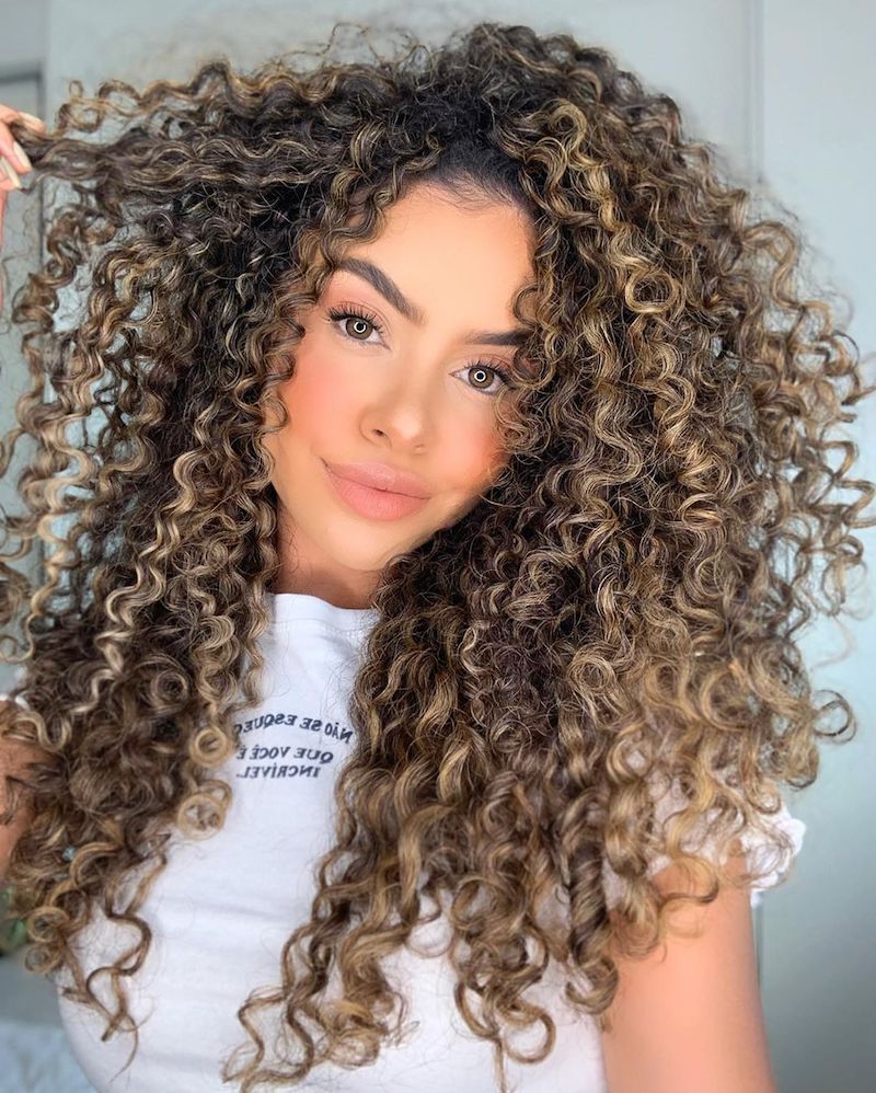 caramel haarfarbe curls frau mit langem lockigen haar