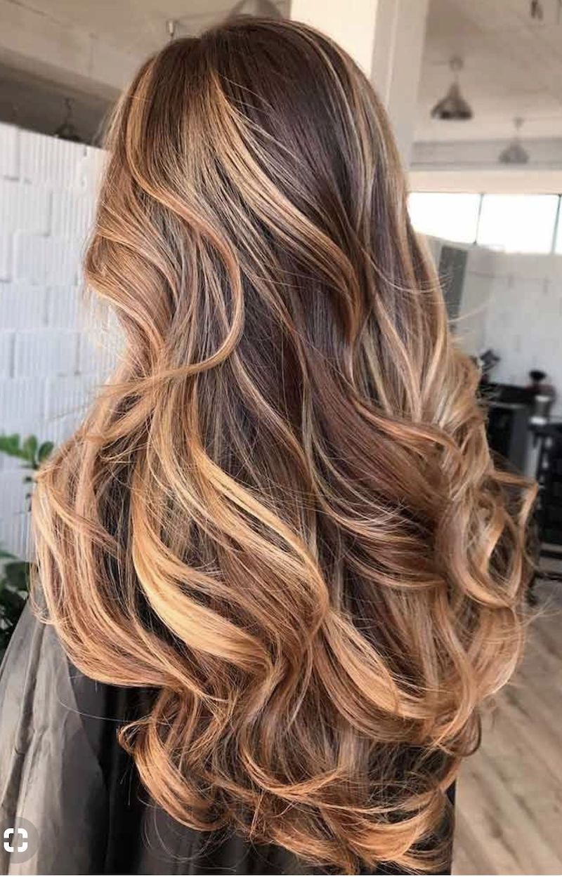 caramel haarfarbe junge frau mit langen haaren im salon