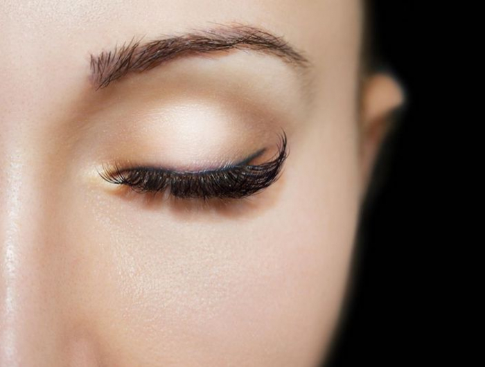 cat eye makeup farbiger eyeliner lidstrich auftragen eyeliner hacks