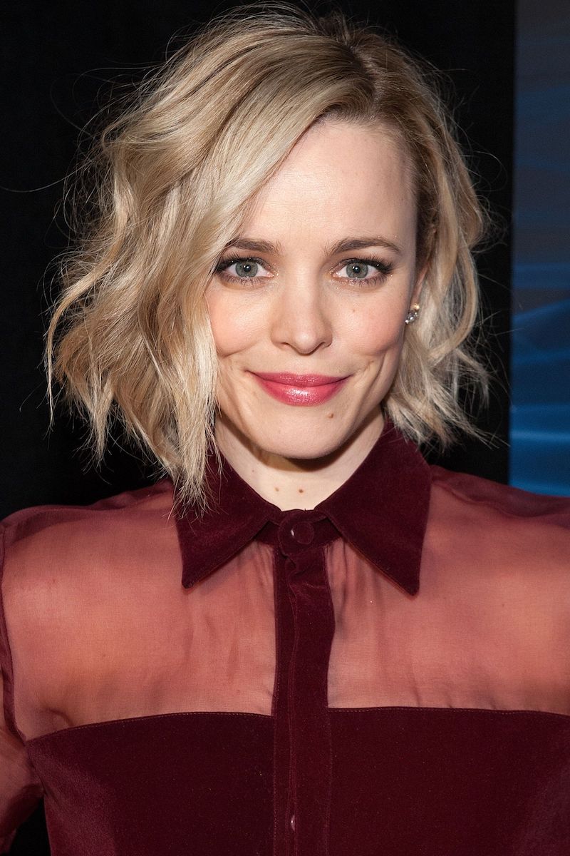 dünne haare rachel mcadams blond mit rotem hemd