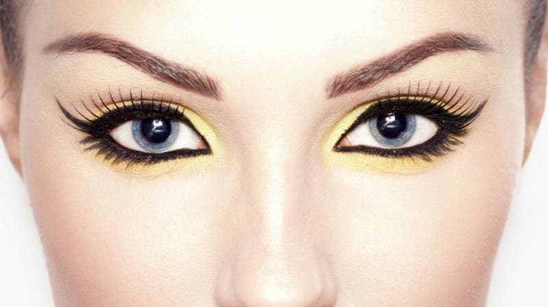 eyeliner auftragen eyeliner hacks schlupflider eyeliner frau mit schwarzem eyeliner gelbe eyeshadows