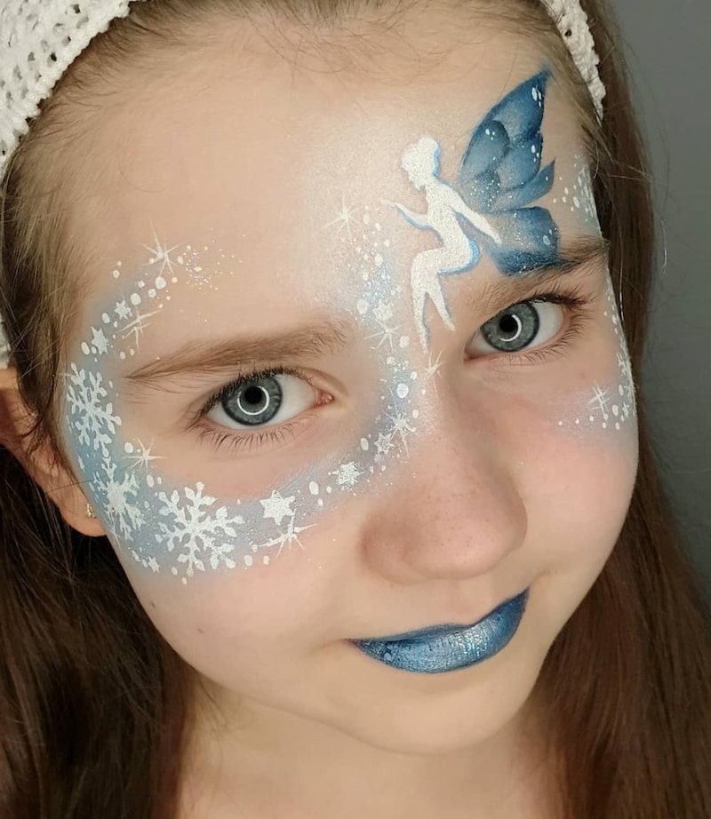 fee schminken kinder mädchen mit feefigur in blau und weiß