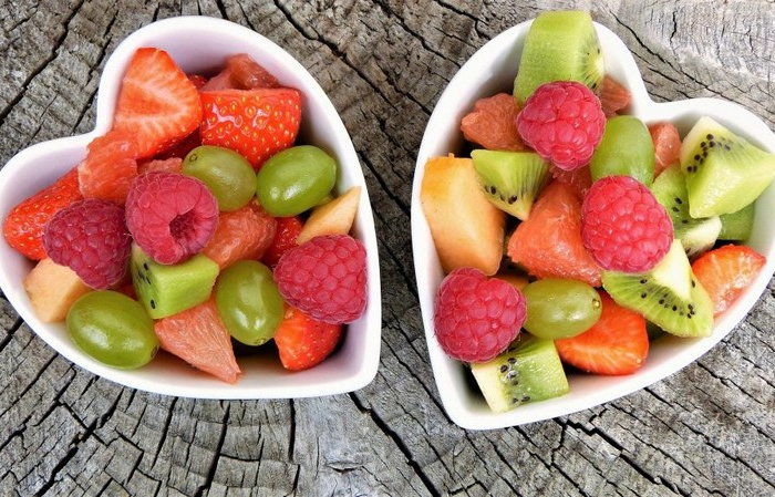 fructosearme lebensmittel obst mit wenig fruchtzucker zwei herzfömige schüssel mit früchten