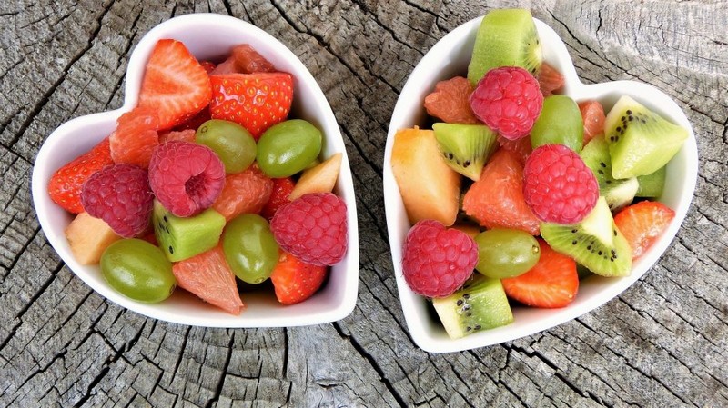 fructosearme lebensmittel obst mit wenig fruchtzucker zwei herzfömige schüssel mit früchten