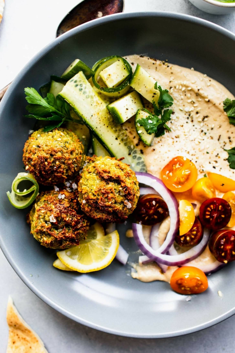 gesundes abendessen zubereiten falafel mit gemüse und pita