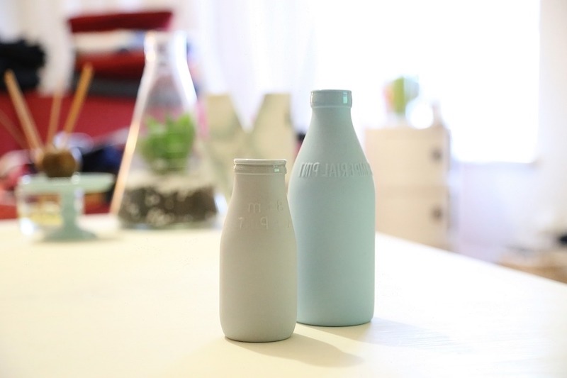hafermilch haltbar machen plastikflaschen mit getränkt auf dem tisch