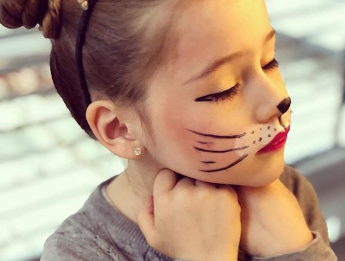 halloween make up leicht katze mädchen mit geschlossenen augen