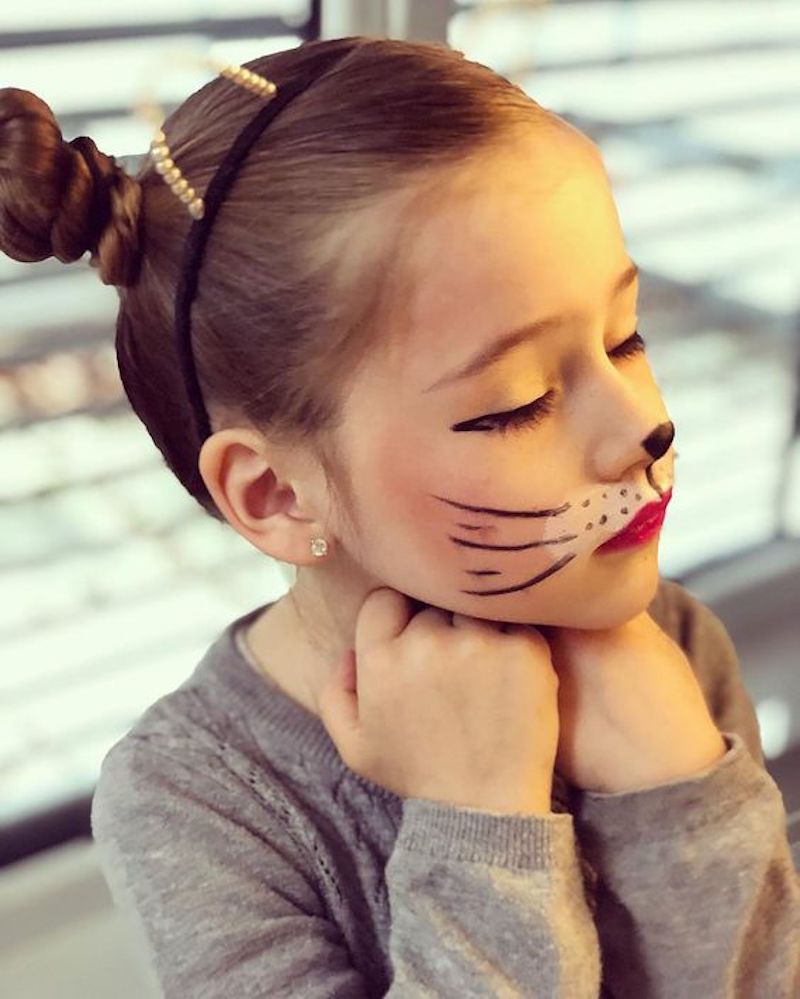 halloween make up leicht katze mädchen mit geschlossenen augen