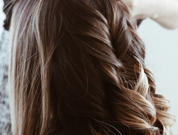 highlights braune haare ein mädchen beim coiffeur im salon