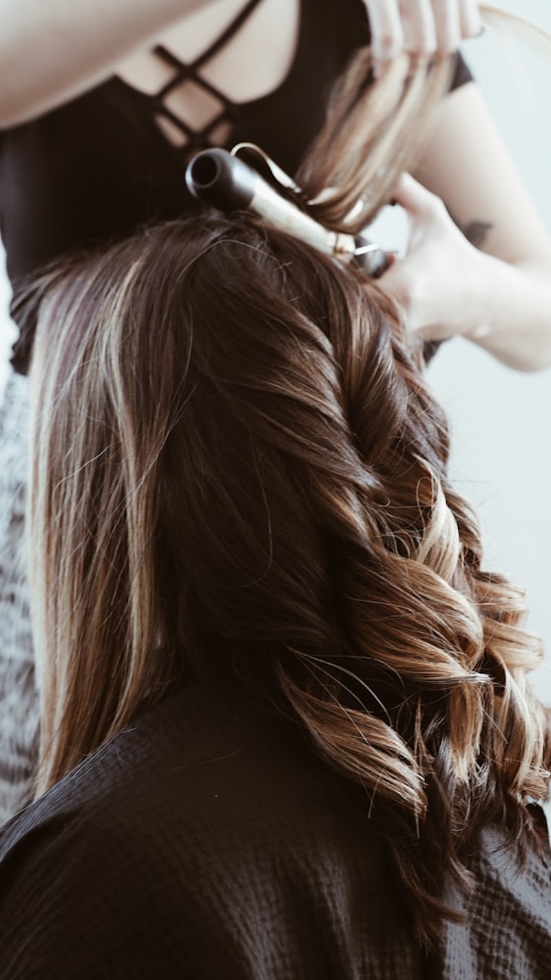 highlights braune haare ein mädchen beim coiffeur im salon