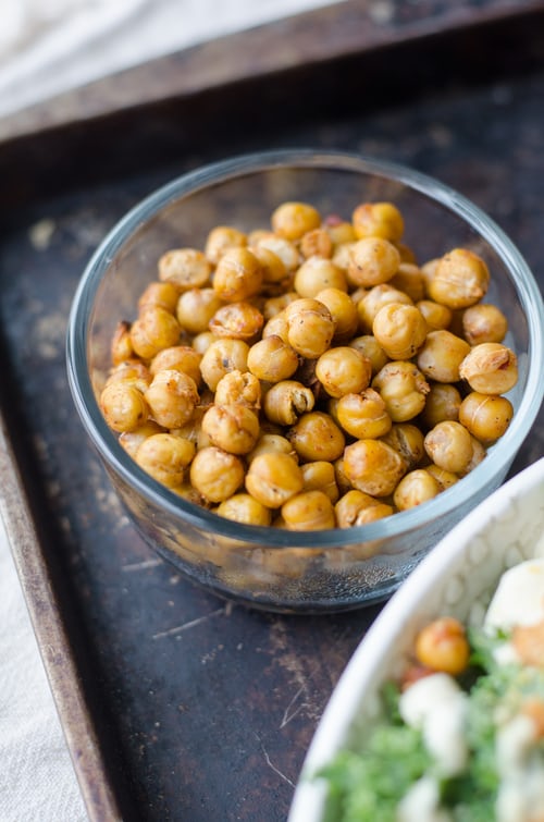 italienische kichererbsen rezepte auf dem esstablet mit grünem salat