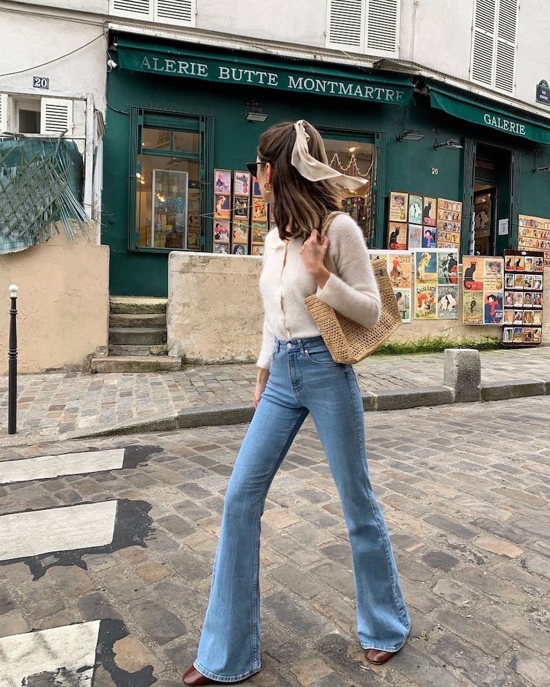 jeans trend 2021 damen mädchen in jeans und strickjacke