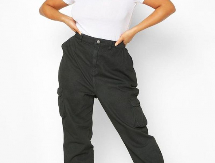 jeans trend 2021 frau in cargo jeans und weiße tshirt