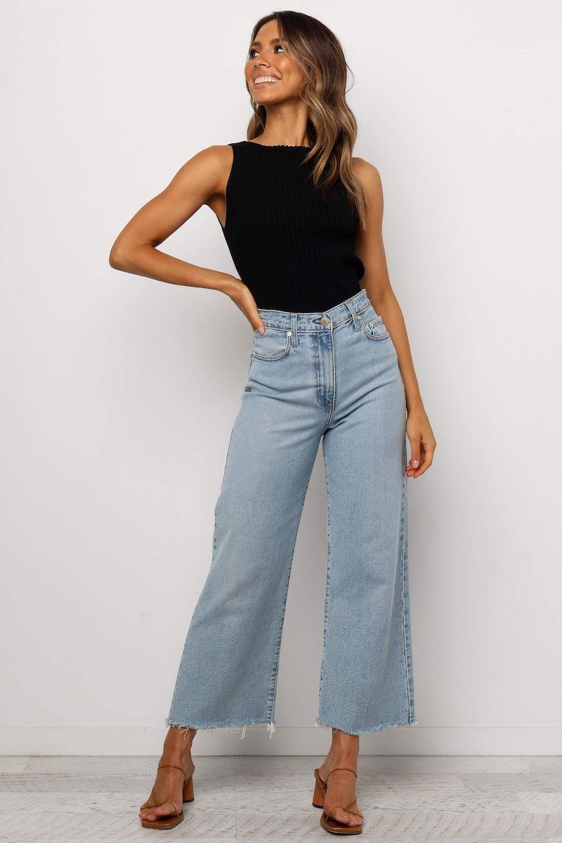 jeans trend 2021 frau in high waist wide leg jeans