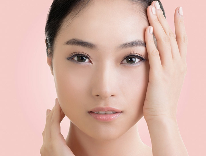 koreanische kosmetik eine junge frau