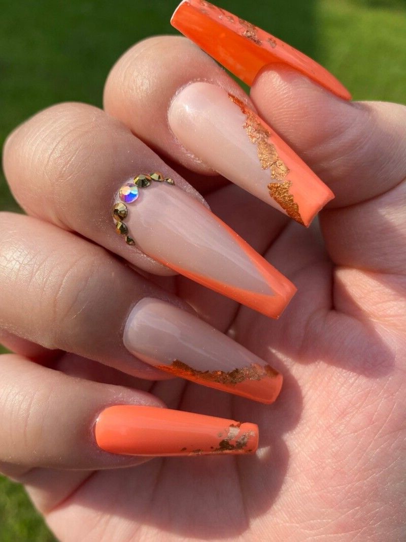 lange nägel nageldesign trend 2021 nägel ideen winter herbst coffin nägel french orange gold