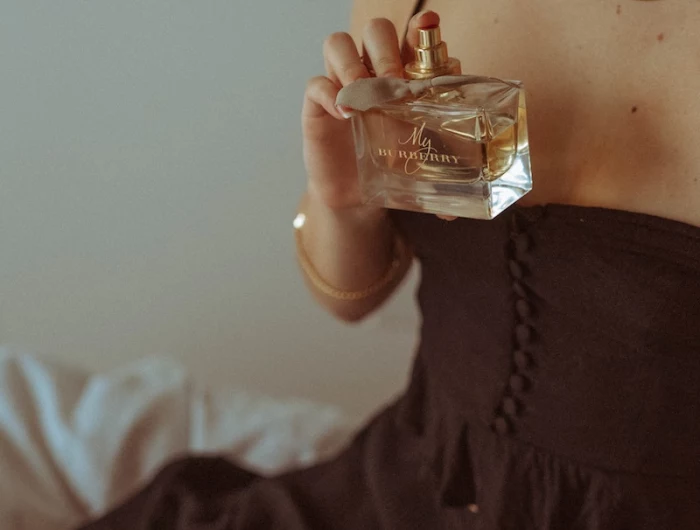 langhaltendes parfum damenn riemax de parfum richtig auftragen teures parfum frau in rotem kleid trägt parfum auf