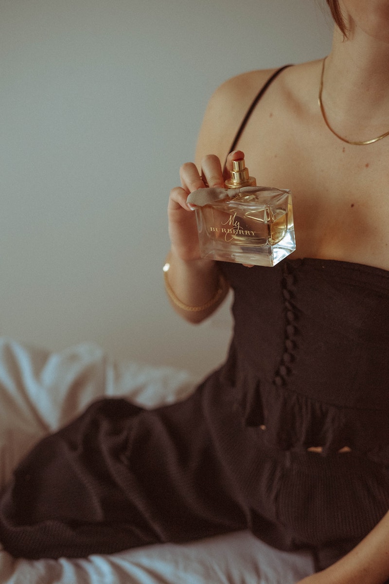 langhaltendes parfum damenn riemax de parfum richtig auftragen teures parfum frau in rotem kleid trägt parfum auf