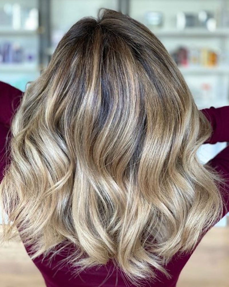 long bob balayage blond frau mit pullover im haarstudio