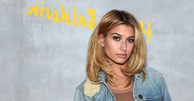 long bob dünne haare haley bieber blond mit denim jacke