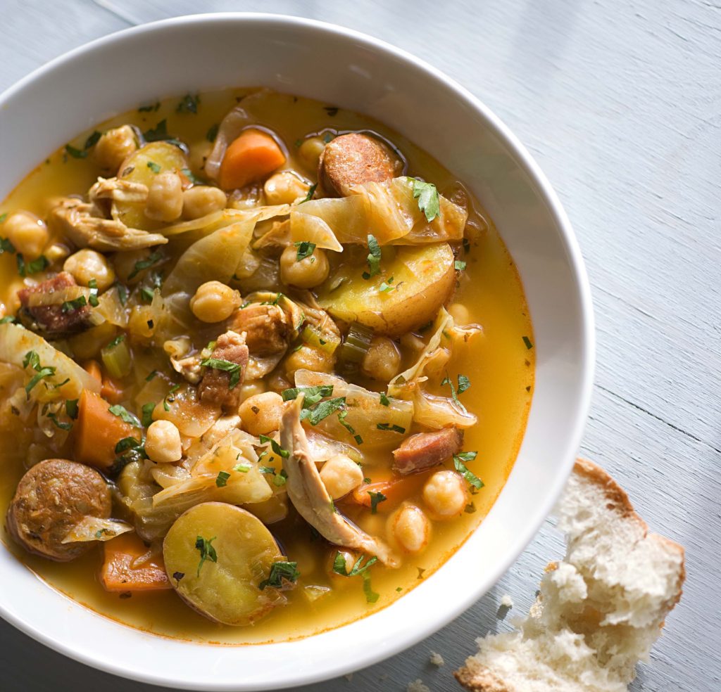 marokkanische kichererbsensuppe mit möhren und brühe mit kleinem brot