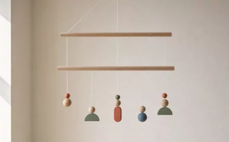Mobile selber basteln: zweistufiges Holzmobile hängt waagerecht im Wohnzimmer