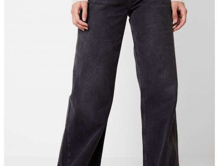moderne jeans damen 2021 breite schwarze hosen in studio