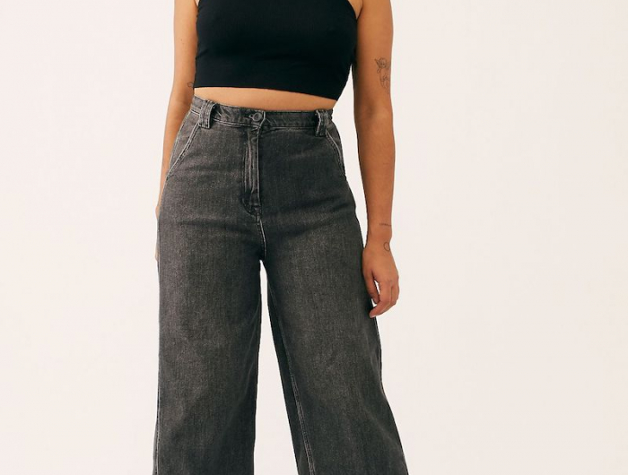 moderne jeans damen 2021 schwarz ein mädchen mit wide leg jeans und schwarze top