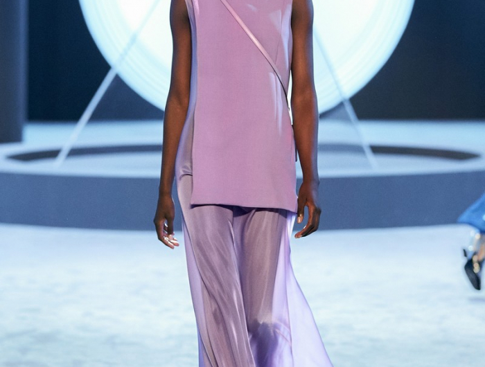 pantone trendfarben2021 mode was ist im winter 2021 modern frau in lila jumpsuit