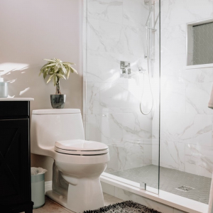 plattenfugen erneuern badezimmer mit duschkabine aus marmor