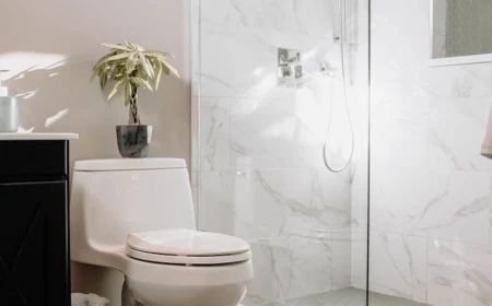 plattenfugen erneuern badezimmer mit duschkabine aus marmor