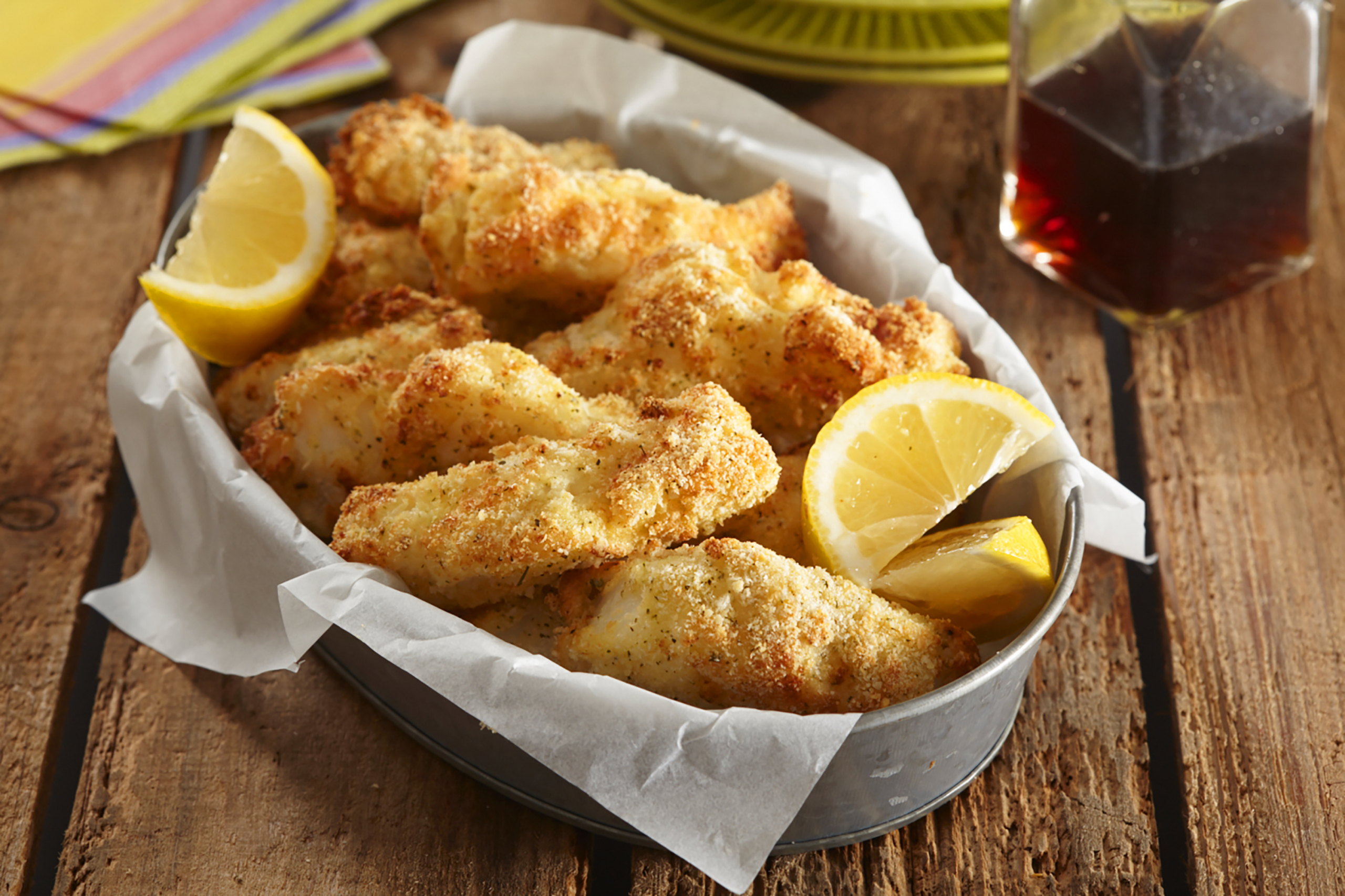 rezepte mit fischstäbchen zitronen und essig auf dem holztisch